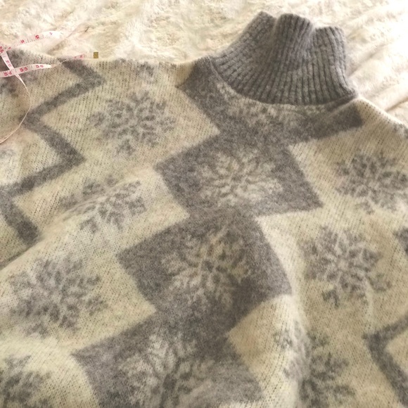 Hilda Ltd big wool Icelandic snowflake poncho - Picture 3 of 11